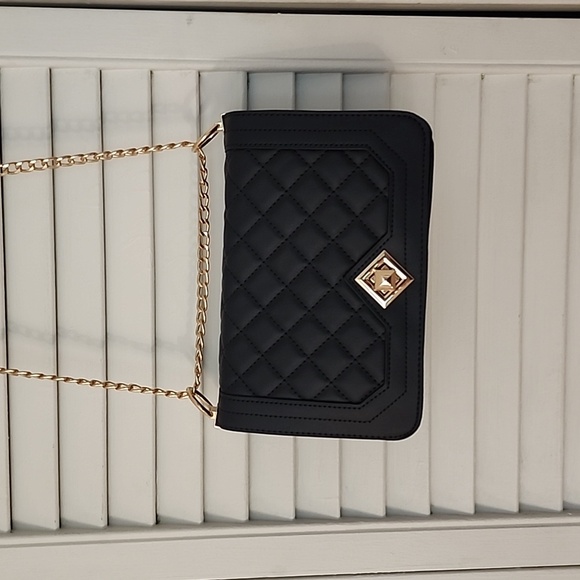 Black quilted shoulder bag with adjustable strap. Gold hardwear. Unknown name - Picture 2 of 6